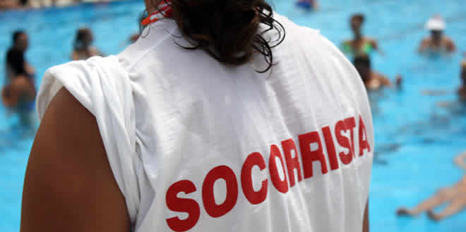 ¿Qué hace un socorrista acuático?